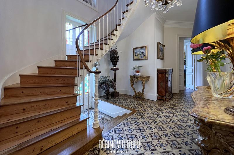 Maison - 372 m² - 11 pièces