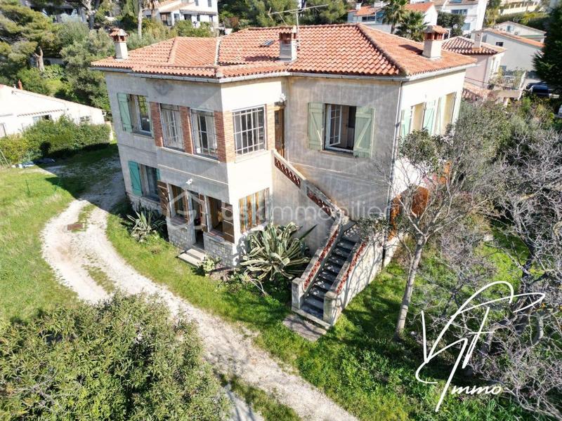 Maison - 202 m² - 9 pièces