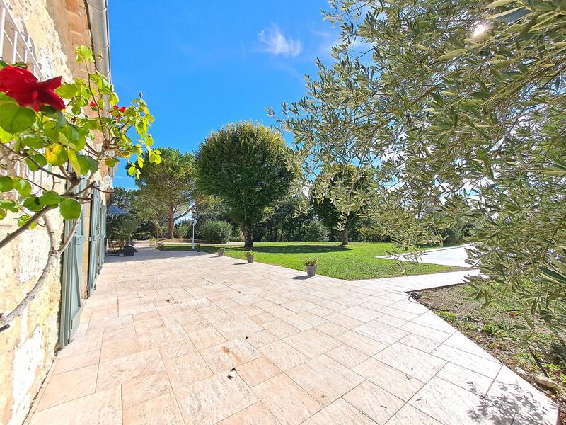 Maison - 250 m² - 6 pièces