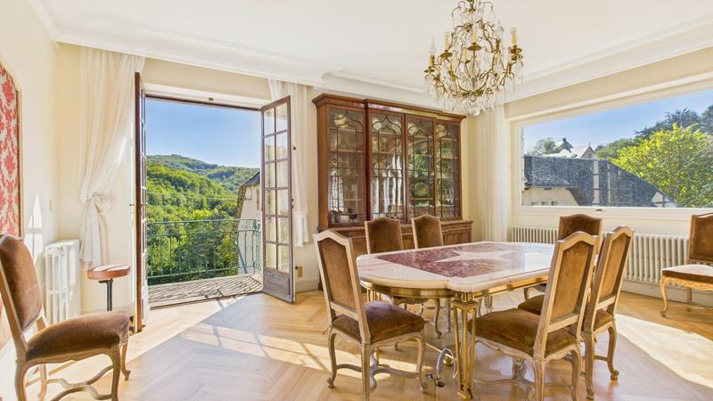 Maison - 278 m² - 10 pièces