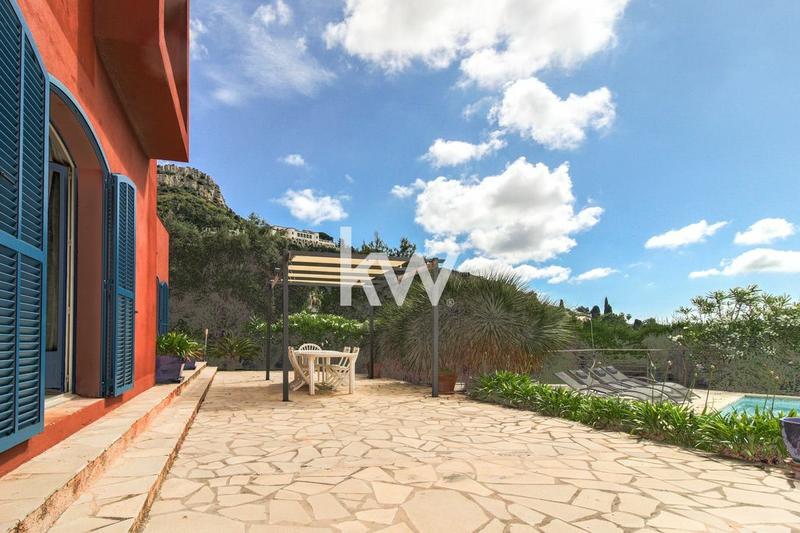 Maison - 230 m² - 8 pièces