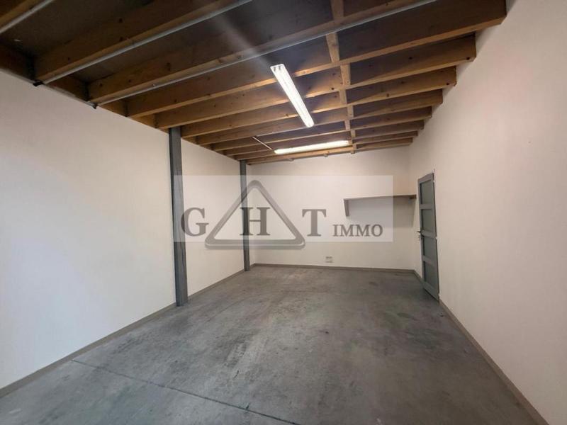 Entrepôt - 1 240 m²