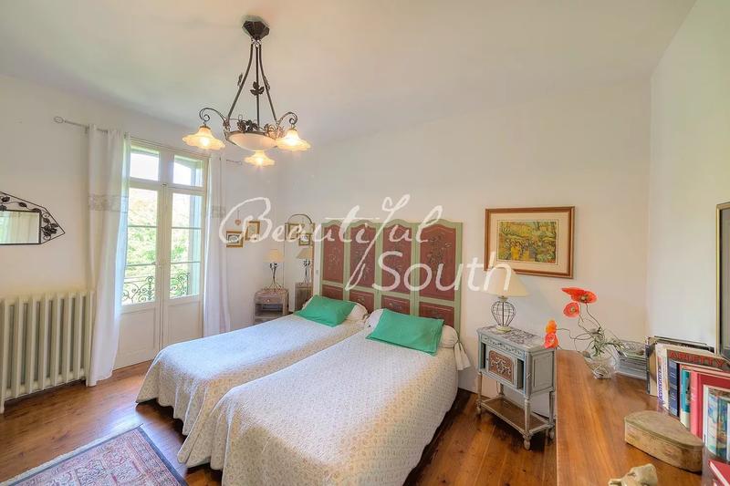 Propriété - 330 m² - 15 pièces