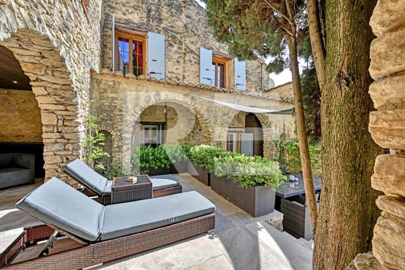 Maison - 245 m² - 9 pièces