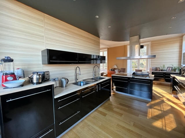 Maison - 200 m² - 9 pièces