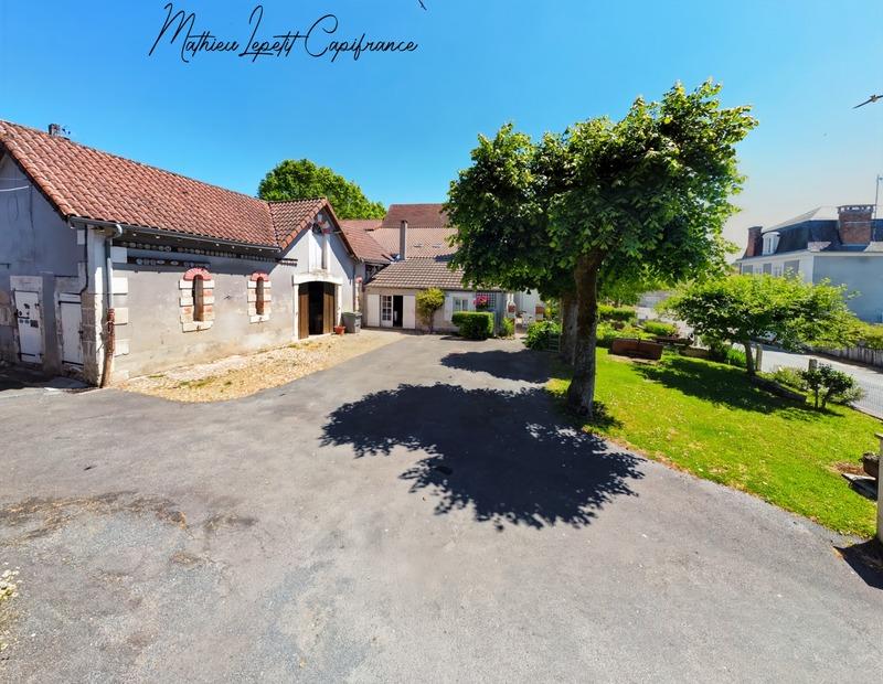 Maison - 280 m² - 11 pièces