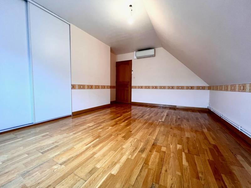 Maison - 185 m² - 8 pièces