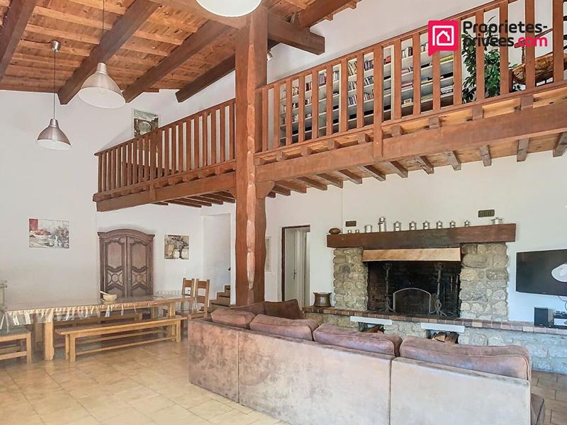 Maison - 215 m² - 9 pièces