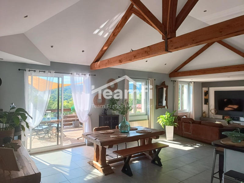 Maison - 240 m² - 8 pièces