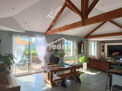 Maison - 240 m² - 8 pièces