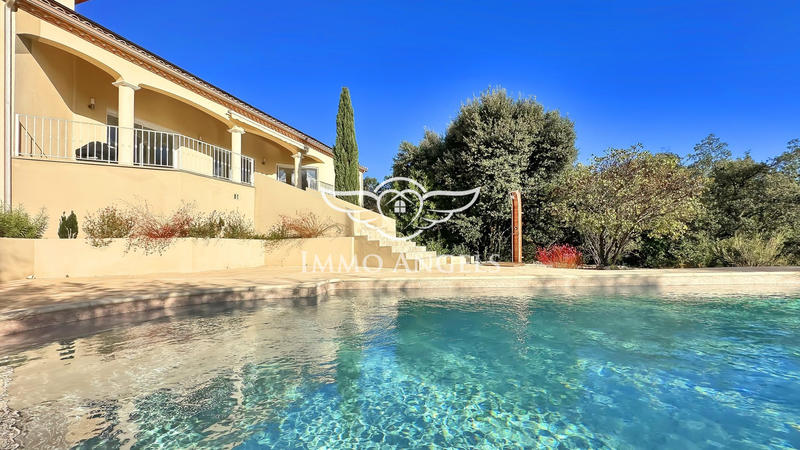 Maison traditionnelle - 240 m² - 8 pièces