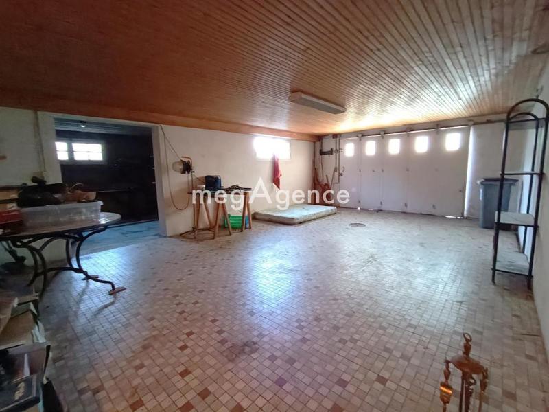 Maison traditionnelle - 230 m² - 8 pièces