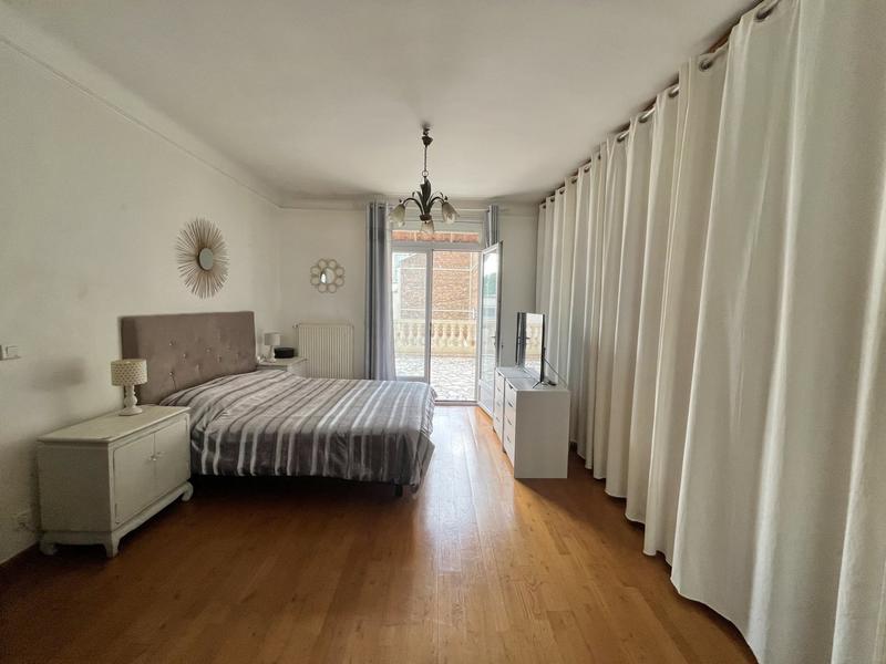 Maison - 230 m² - 10 pièces