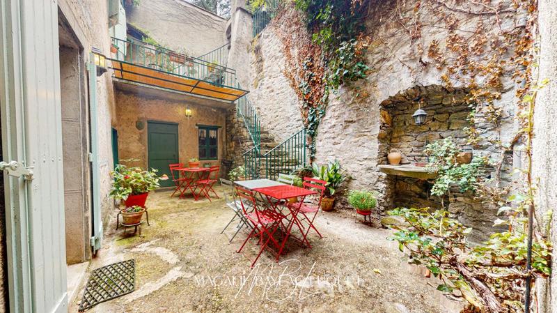 Maison - 216 m² - 10 pièces