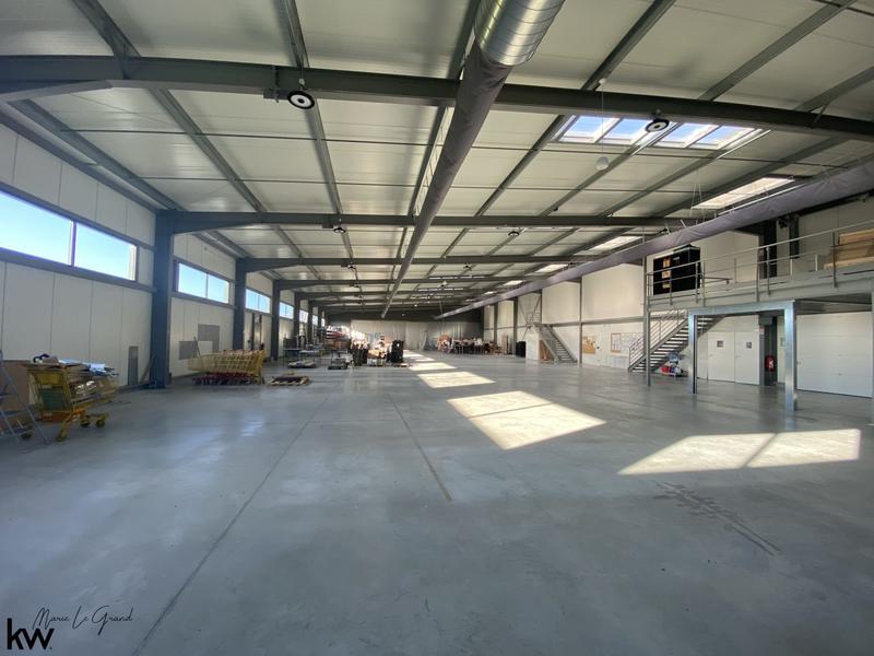 Magasins - 2 438 m²