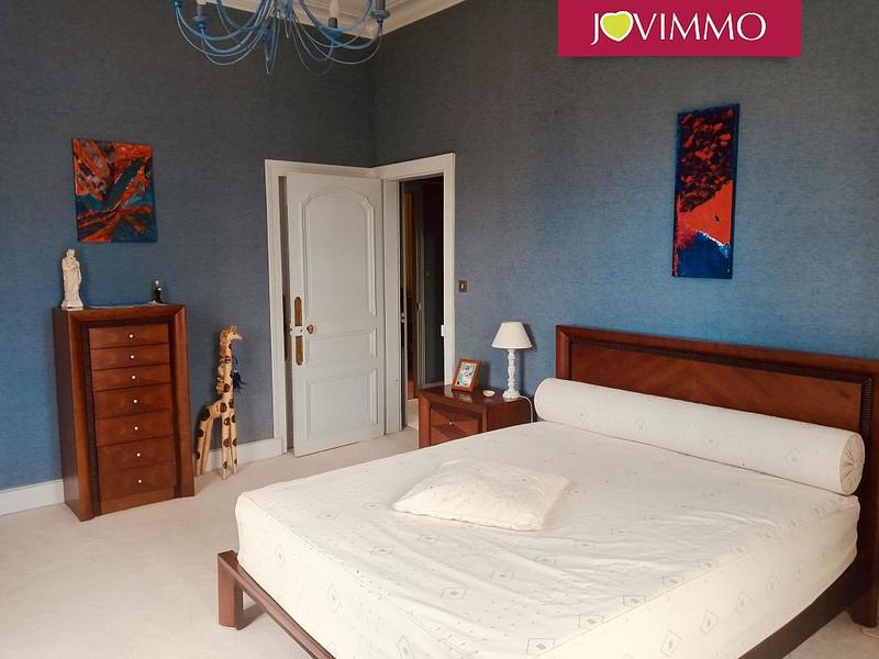 Maison - 285 m² - 9 pièces