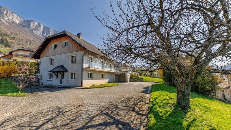 Maison - 253 m² - 7 pièces