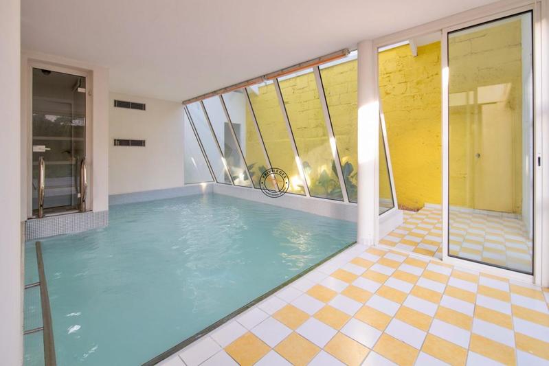 Maison - 244 m² - 7 pièces