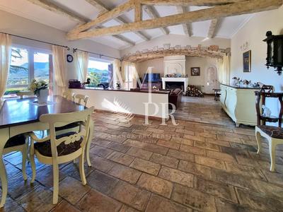 Villa - 300 m² - 7 pièces