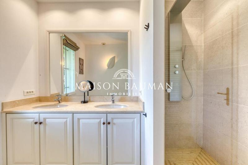 Villa - 302 m² - 12 pièces