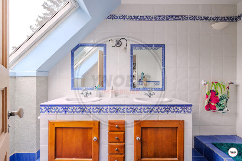 Maison - 212 m² - 8 pièces