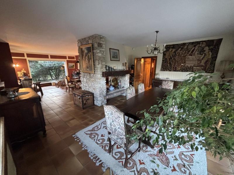 Maison - 220 m² - 9 pièces