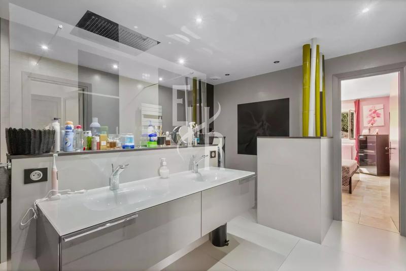 Villa - 255 m² - 8 pièces