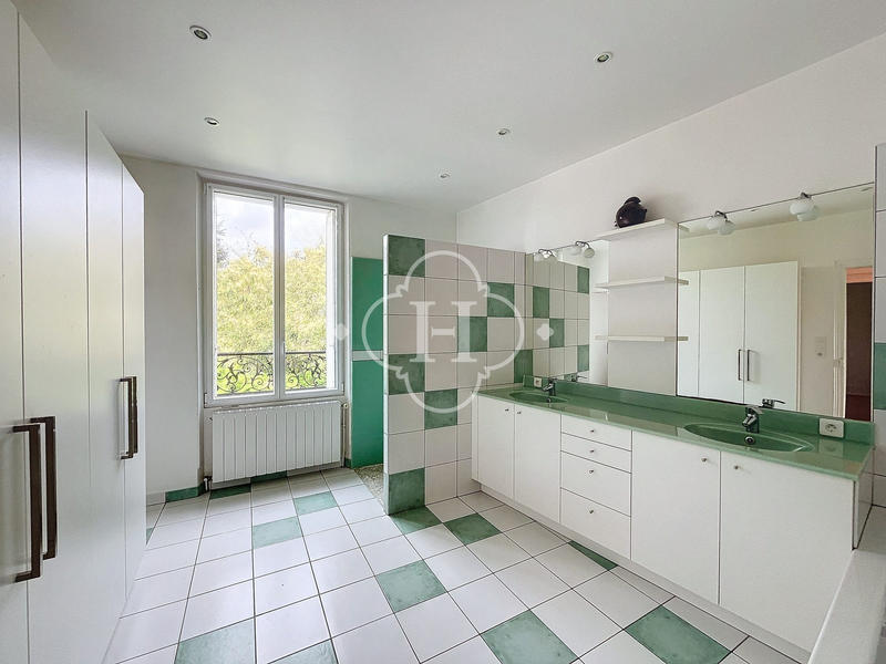 Maison - 225 m² - 8 pièces