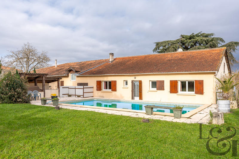 Maison - 365 m² - 13 pièces