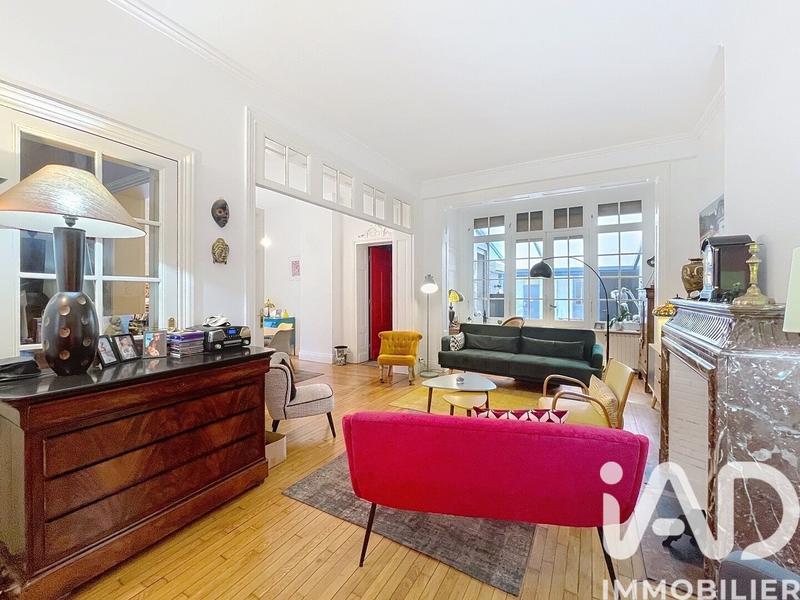 Maison - 239 m² - 9 pièces