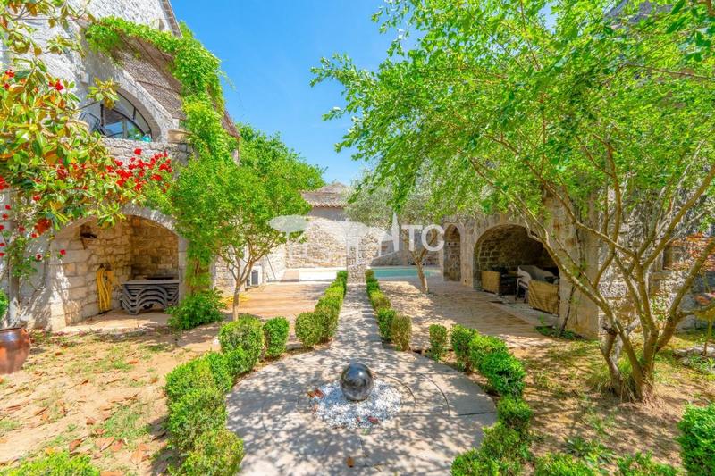 Maison - 425 m² - 10 pièces