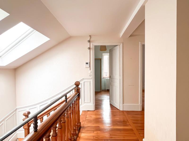 Maison - 215 m² - 9 pièces