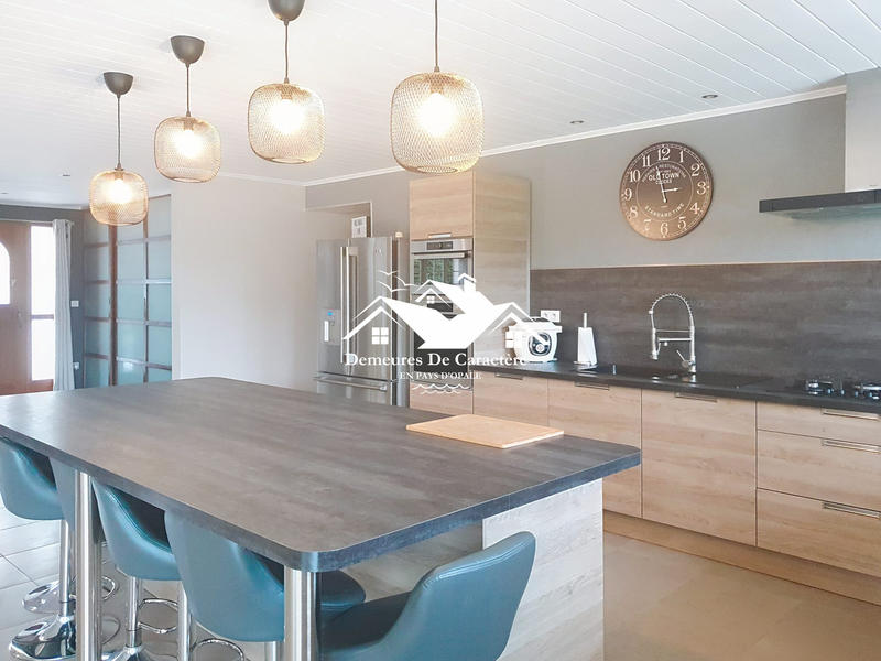 Maison - 250 m² - 8 pièces