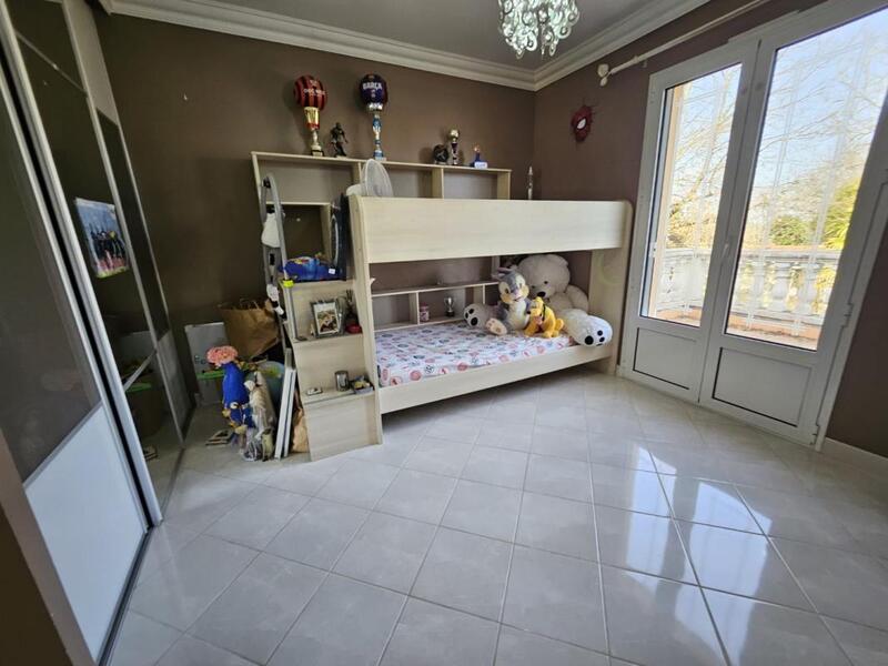 Maison - 250 m² - 8 pièces