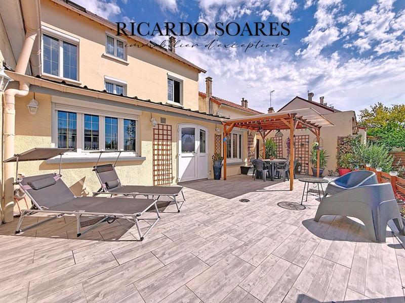 Maison - 277 m² - 10 pièces