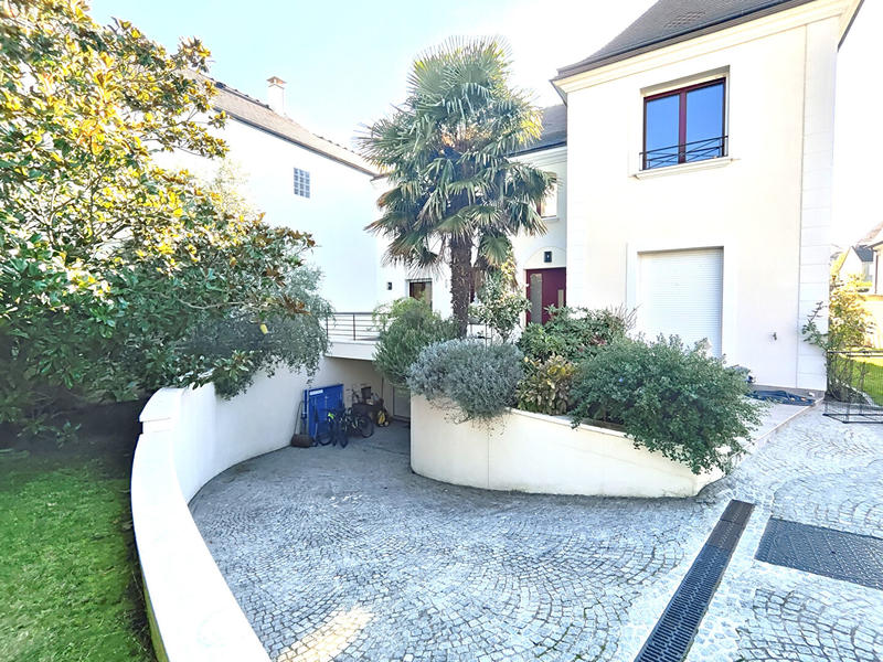 Maison - 250 m² - 9 pièces