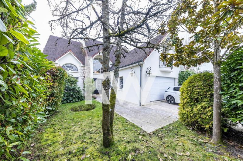 Maison - 218 m² - 7 pièces