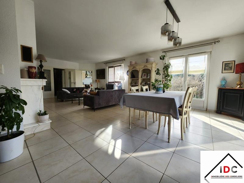 Maison - 240 m² - 6 pièces