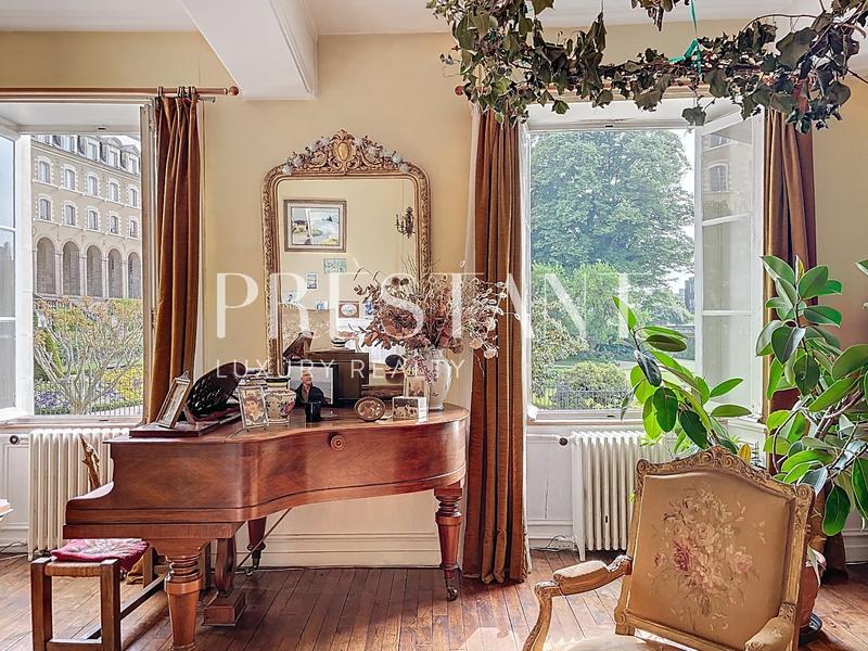 Maison - 280 m² - 9 pièces