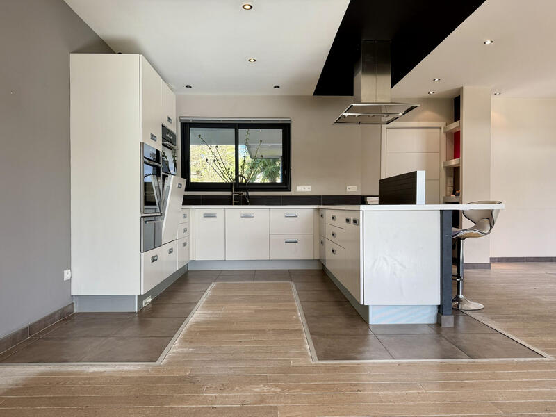 Maison - 275 m² - 7 pièces