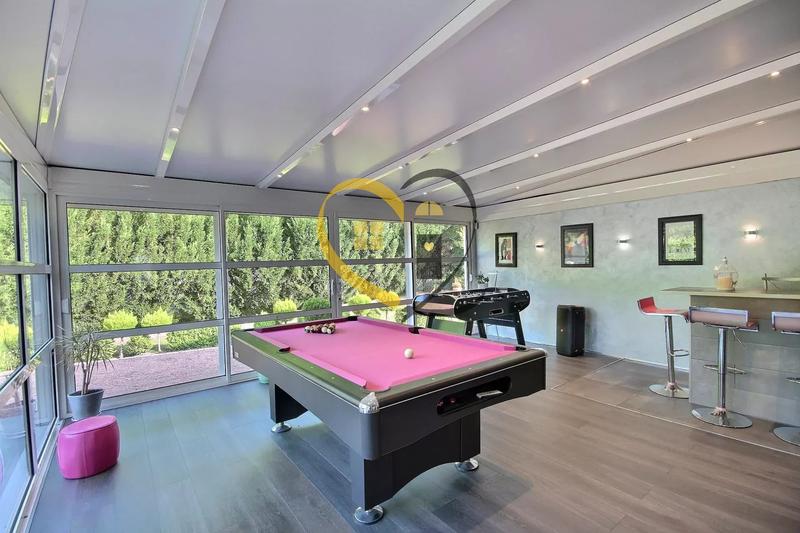 Maison - 300 m² - 11 pièces