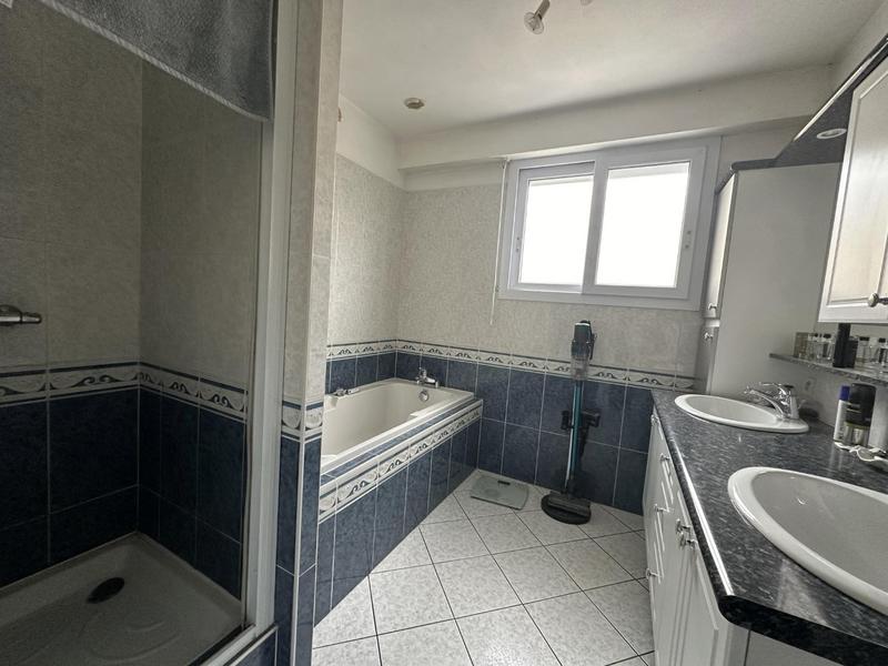 Maison - 218 m² - 10 pièces