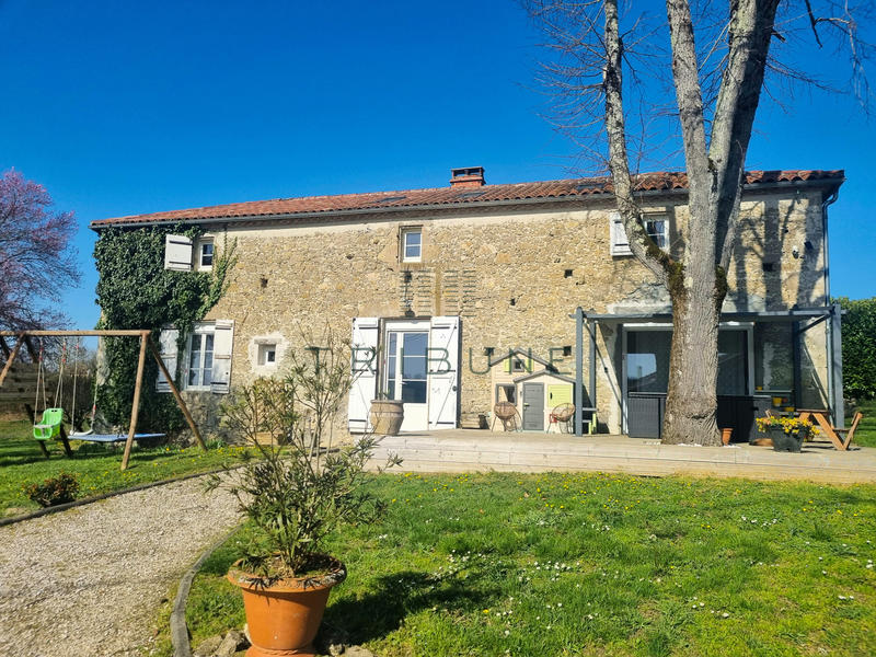 Maison - 210 m² - 6 pièces