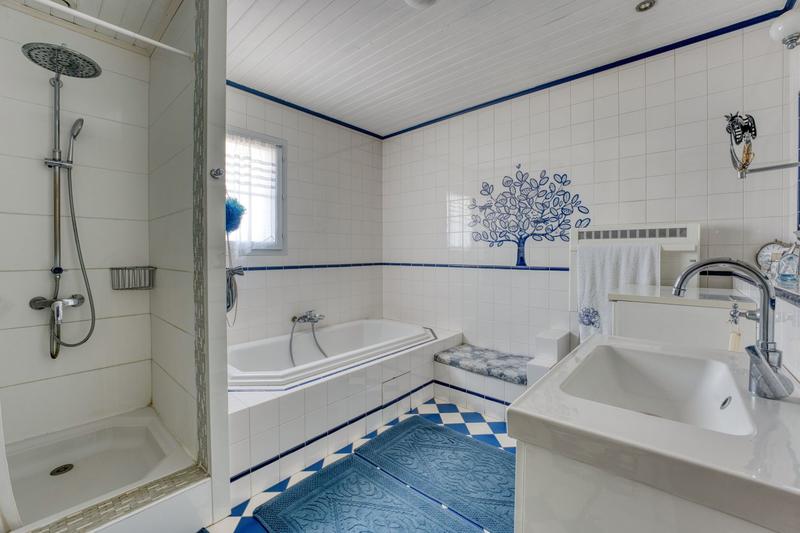 Maison - 220 m² - 8 pièces