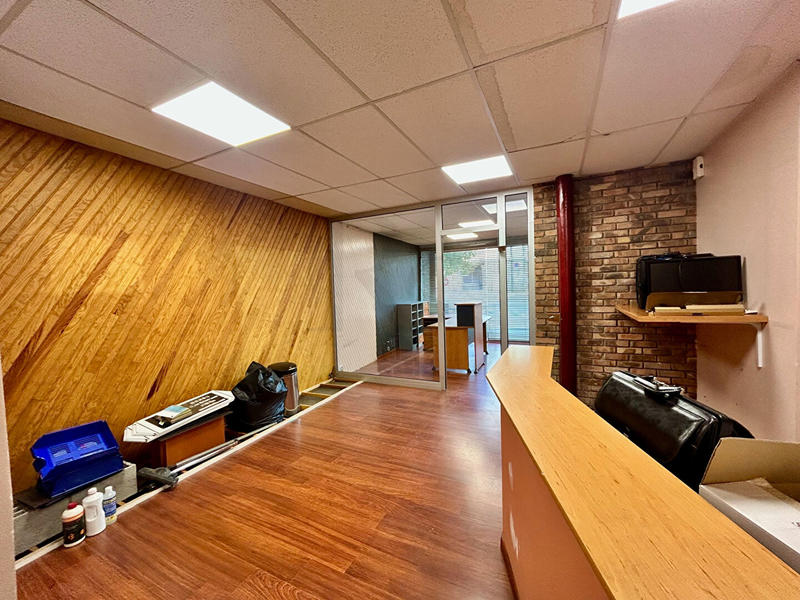 Local commercial - 150 m² - 6 pièces