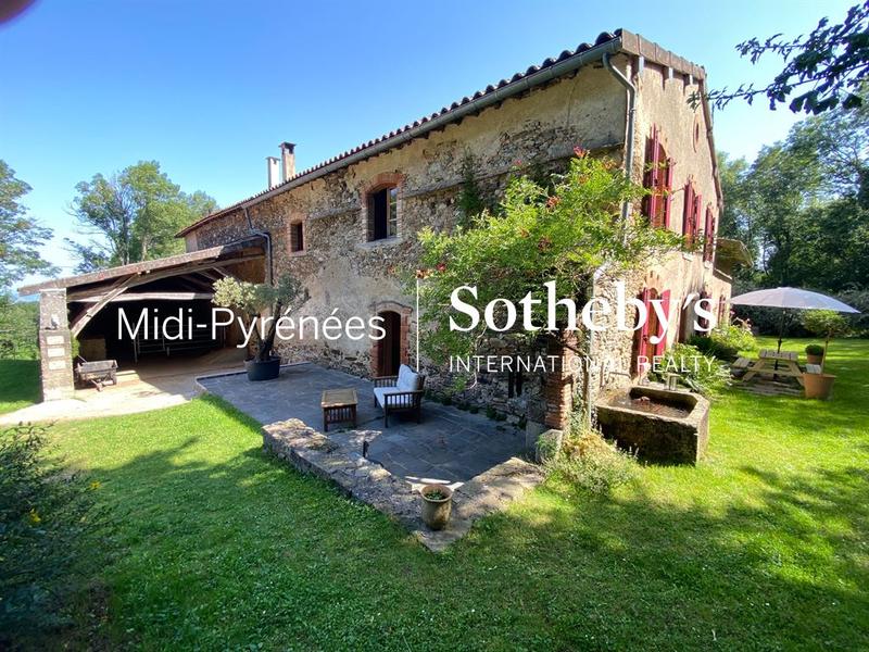 Maison - 360 m² - 8 pièces