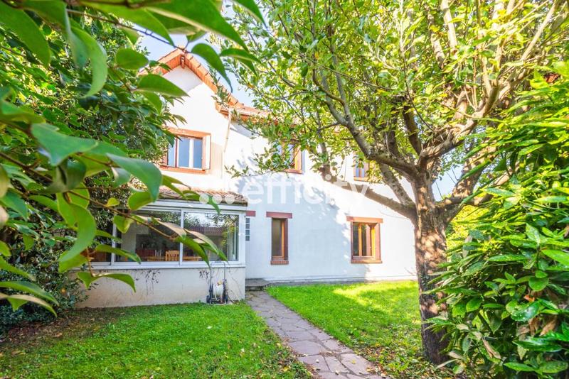 Maison - 183 m² - 9 pièces