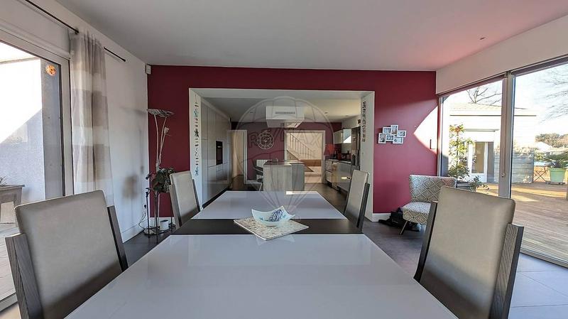 Maison - 290 m² - 9 pièces