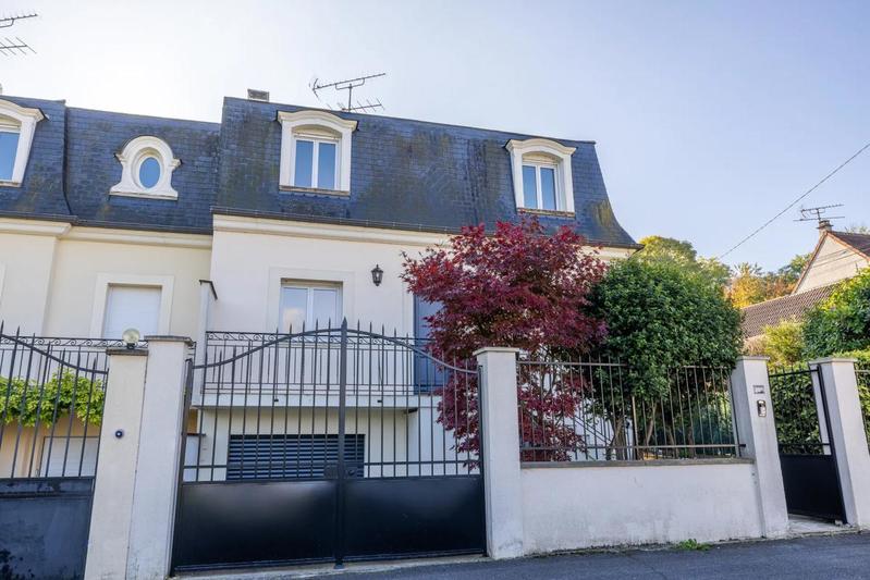 Maison - 90 m² - 5 pièces