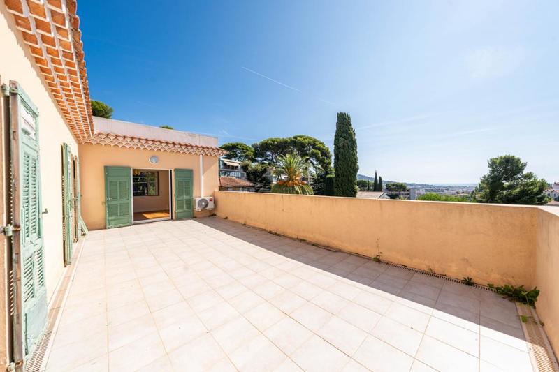 Maison - 201 m² - 7 pièces